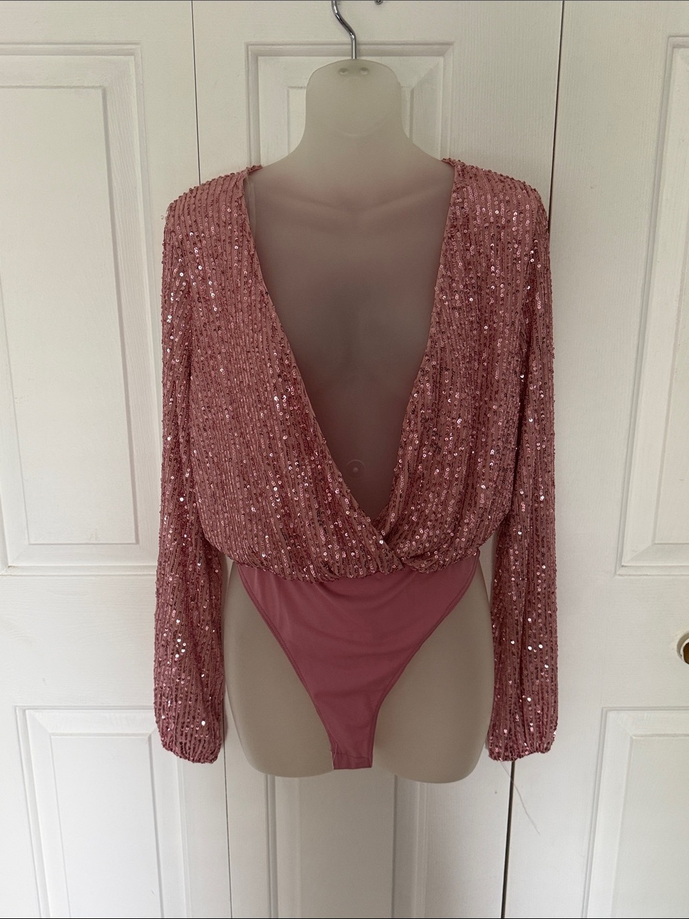 Fashion Nova Sz M Rose Pink Sequin Deep V Long Sleeve Bodysuit NWT B39